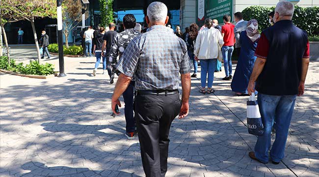 17 Günün Ardından AVM Önlerinde Kuyruk Oluştu