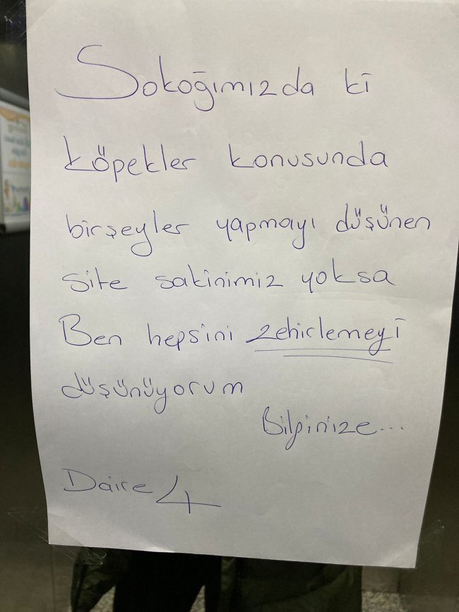 Sokak Köpeklerini Zehirleyeceğini Belirten Yazı Astı