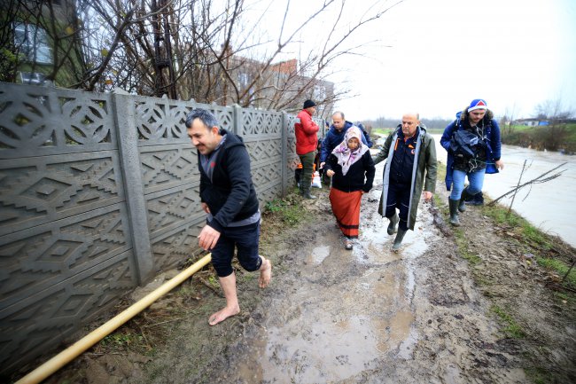 Taşkın Nedeniyle Mahsur Kalan 3'ü Çocuk 8 Kişiyi AFAD Ekipleri Kurtardı