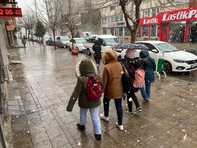 Meteoroloji Uyarmıştı! Çorlu'da Beklenen Kar Yağışı Başladı