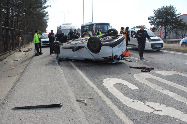 Aydınlatma Direğine Çarpan Otomobil Takla Attı, 1 Ağır Yaralı