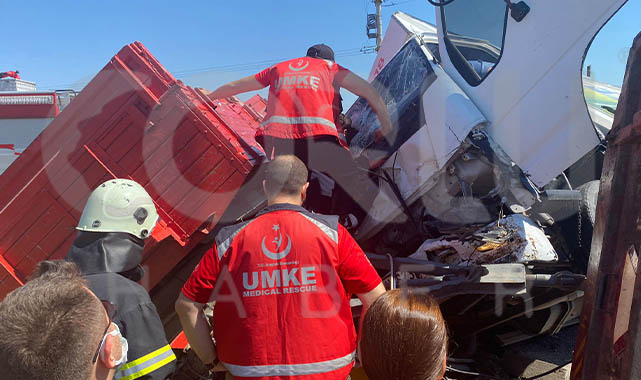 Kamyonet Traktörle Çarpıştı, 1'i Ağır 2 Yaralı