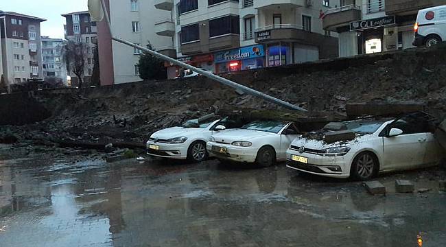 Araçların Üzerine İstinat Duvarı Çöktü