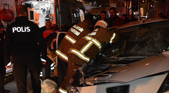 Balıkesir'de Otomobil ile Traktör Çarpıştı, 5 Yaralı