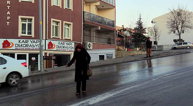 Buzlanma Nedeniyle Yaya ve Sürücüler Zor Anlar Yaşadı