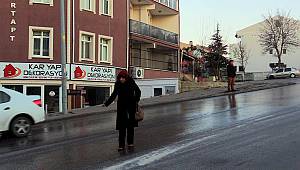 Buzlanma Nedeniyle Yaya ve Sürücüler Zor Anlar Yaşadı