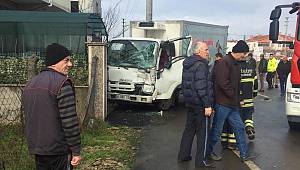 Bahçe Duvarına Çarpan Kamyonet Sürücüsü Araçta Sıkışarak Yaralandı