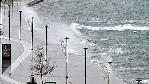 Çanakkale'de Kuvvetli Poyraz Fırtınası Deniz Ulaşımını Aksatıyor