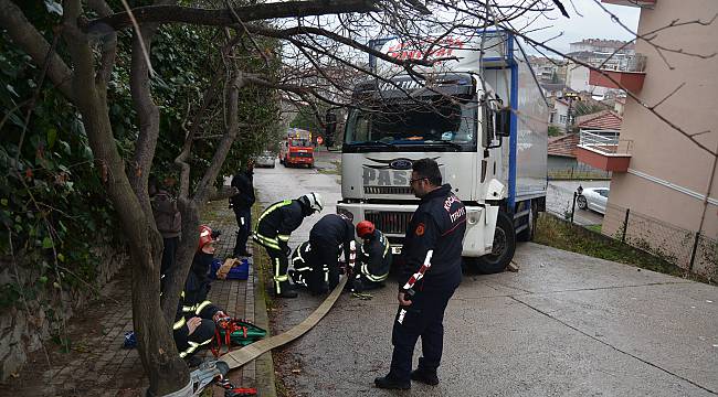 Yokuşu Çıkamayan Kamyonun İmdadına İtfaiye Ekipleri Yetişti