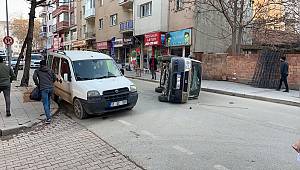 Bozüyük'te Devrilen Hafif Ticari Araçtaki 2 Kişi Yaralandı