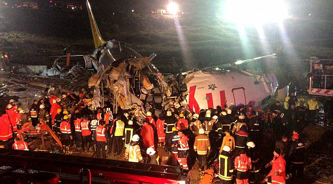 Parçalanan Uçakta Pilotlar Ağır Yaralı Olarak Kurtarıldı