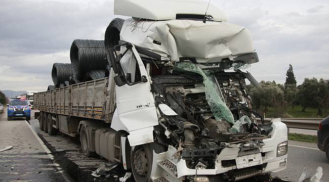 Zincirleme Trafik Kazasında Tırda Sıkışan Sürücü Kurtarıldı