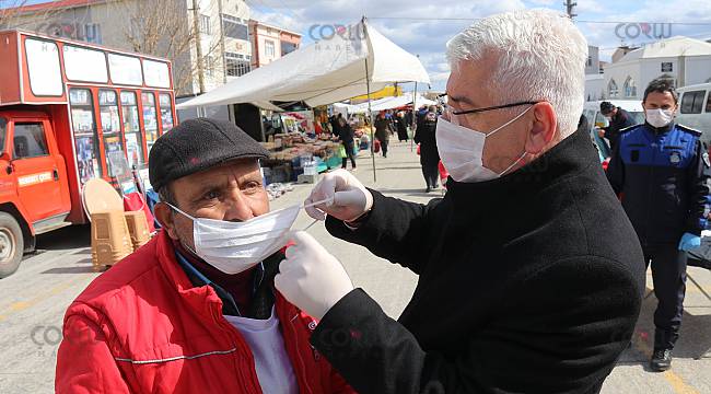 Başkan Yüksel Pazarda Dezenfektan, Maske ve Eldiven Dağıttı