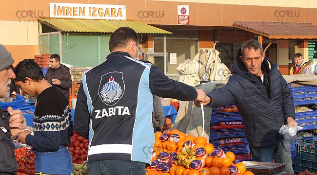 Keşan'da Pazarda Tezgah Açan Esnafa Maske ve Eldiven Dağıtıldı