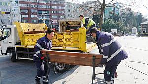 Uyarılara Kulak Asmayan Yaşlıların Oturduğu Banklar Kaldırıldı