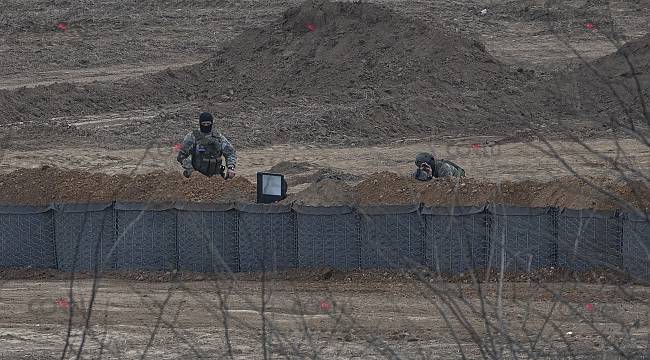 Yunanistan Hudut Birlikleri Sınır Hattına "Siper" Kazıyor