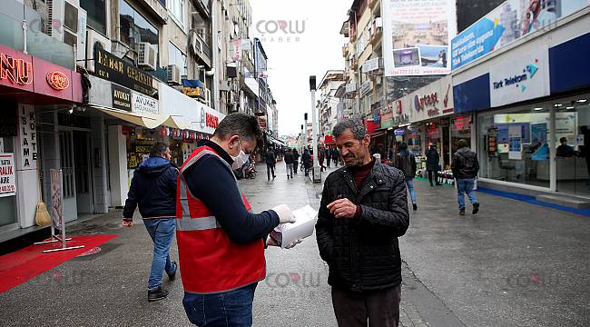 Büyükşehir Belediyesi Vatandaşa Ücretsiz Maske Dağıtıyor