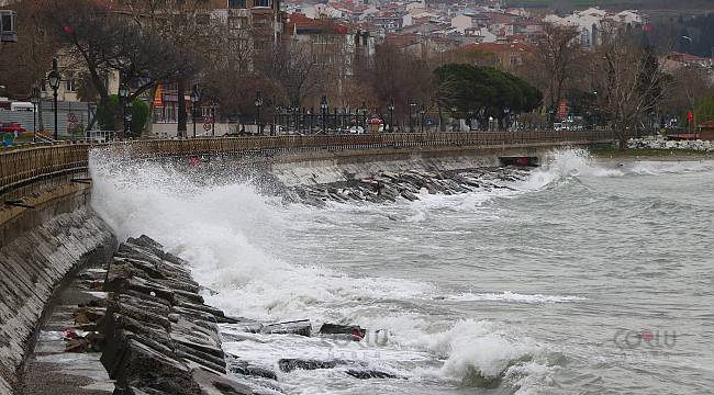 Marmara Denizi'nde Poyraz Etkisini Sürdürüyor