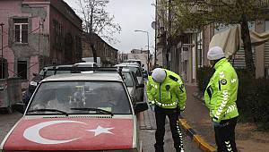 Polis Durduğu Araç Sürücülerine Yolculuk Nedenini Soruyor