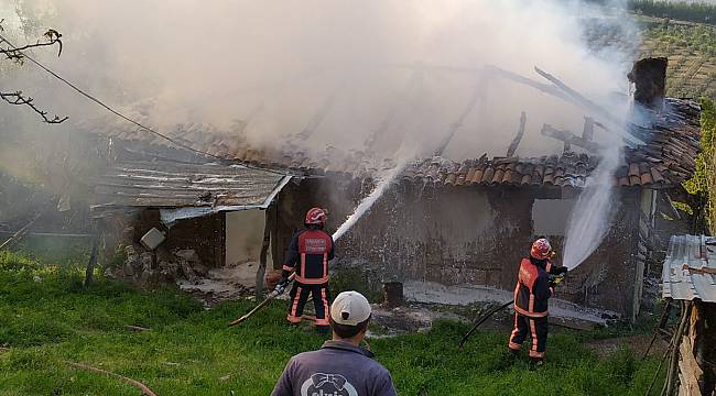 Sakarya'da Yanan Ahşap Ev Kullanılmaz Hale Geldi