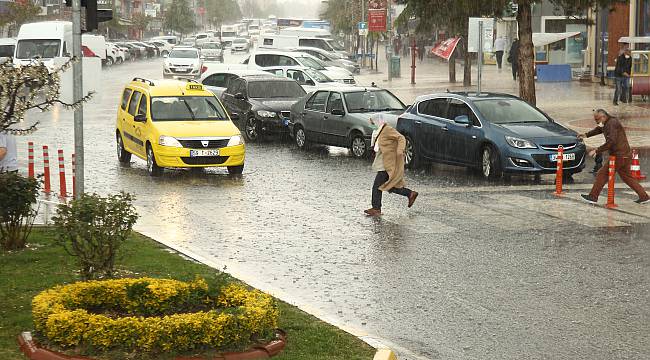 Vatandaşlar Sağanak Yağışa Hazırlıksız Yakalandı