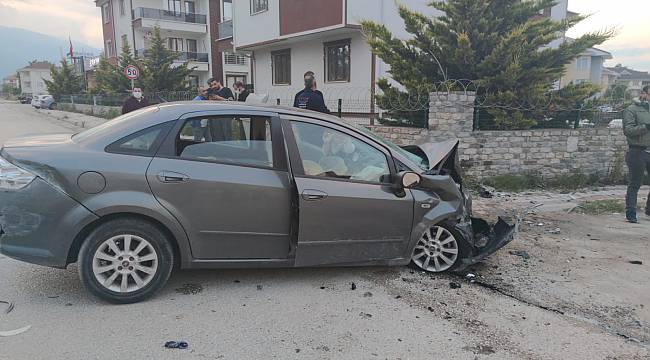 Bursa'da Sitenin Bahçe Duvarına Çarpan Araçtaki 3 Kişi Yaralandı