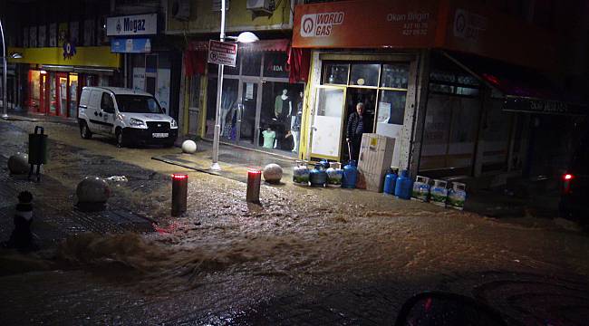 Sağanak Nedeniyle Bazı İş Yerlerini Su Bastı