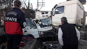 Kamyonet Tırla Çarpıştı, 1'i Ağır 2 Yaralı