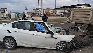 Sakarya'da Demir Yüklü Tıra Çarpan Otomobilin Sürücüsü Öldü