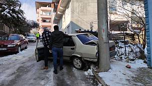 Bursa'da Hırsızlar Çalıntı Otomobille Polisten Kaçarken Kaza Yaptı