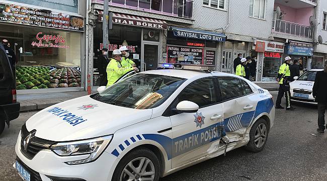 “Dur” İhtarına Uymayarak Polis Aracına Çarpan Otomobildeki 2 Kişi Yakalandı