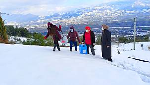 Aşıyı Zorlu Şartlarda Yaşlılara Ulaştırıyorlar