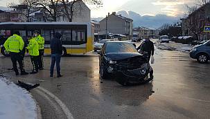 Bursa’da İki Aracın Karıştığı Kazada 1 Kişi Yaralandı