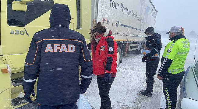 Edirne'de AFAD, Yolda Kalan Tır Sürücülerine Kumanya Dağıttı