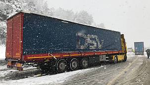 Sakarya'da 2 Tırın Çarpıştığı Kaza Trafiği Aksattı