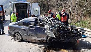 Sakarya'da Otomobil Yol Kenarındaki Kayalıklara Çarptı, 4 Yaralı