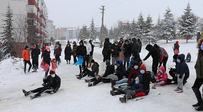 Sokakta Kayak Yapanların Eğlencesi Polisin Sireniyle Sona Erdi