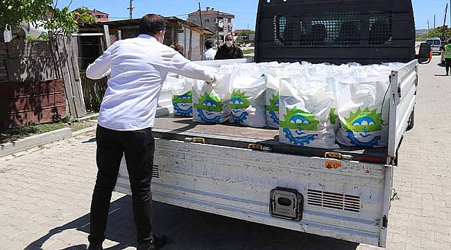 Ergene Belediyesi Kapı Kapı Gezerek Erzak Dağıttı