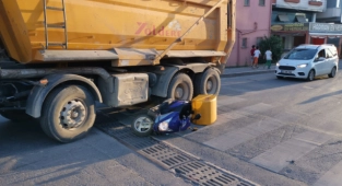 Kocaeli'de Kamyonla Çarpışan Motosikletin Sürücüsü Yaralandı