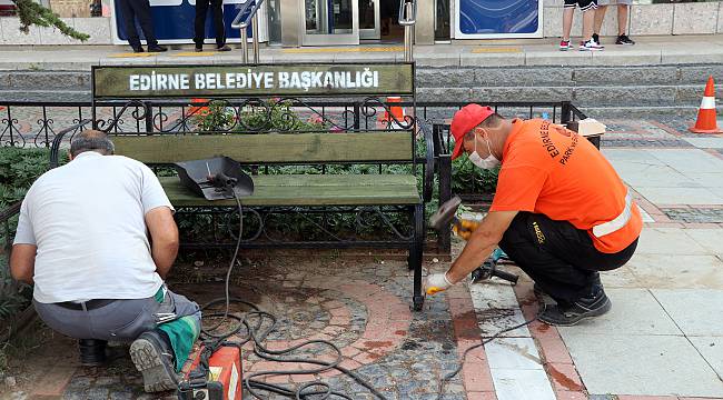 Pandemide Kaldırılan Banklar Yerine Konmaya Başladı