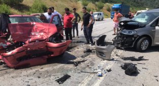 Sakarya'da Panelvanla Otomobil Çarpıştı, 1 Ölü 1 Yaralı
