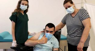Ailesiyle Aşı Olan Engelli Genç Sevinç Yaşadı