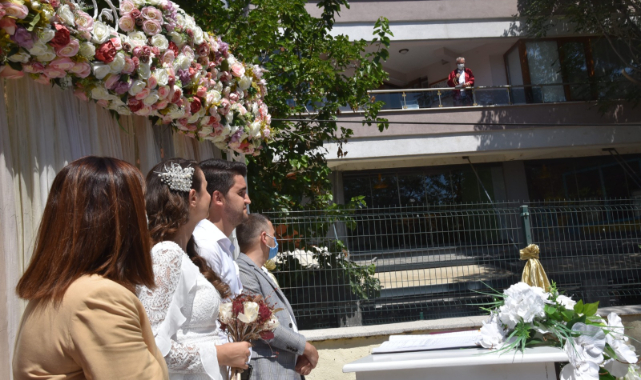 Böyle Nikah Görülmedi! Korona Tedavisi Gören Başkan Nikahı Balkonda Kıydı