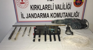 Jandarmadan Kaçmaya Çalışan Araçta Dinamit Ele Geçirildi