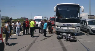 Kocaeli'de Otomobile Çarpan Motosiklet Yolcu Otobüsünün Altına Girdi, 2 Yaralı