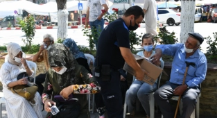 Lapseki'de Eski Belediye Binası Önünde Aşı Uygulanmasına Başlandı