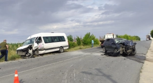 Otomobille İşçi Servisi Kafa Kafaya Çarpıştı, 6 Yaralı