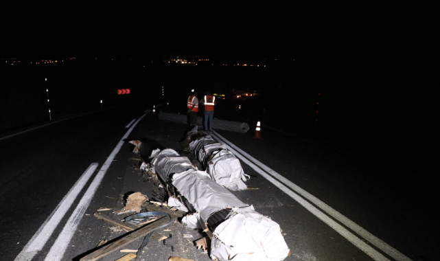 Tırdan Dökülen Alüminyum Çubuklar Trafiği Aksattı