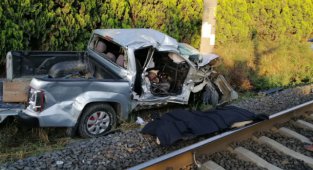 Tren Hafif Ticari Araca Çarptı, 1 Ölü