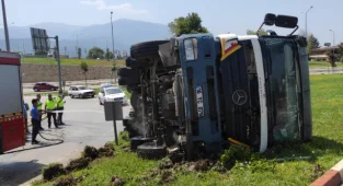 Bursa’da Virajı Alamayan Beton Mikseri Devrildi, 1 Yaralı